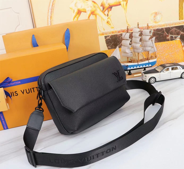 ルイヴィトンバッグ背面デザイン